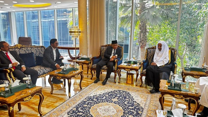 Ketua Umum Pengurus Besar Nahdlatul Ulama (PBNU) K.H. Yahya Cholil Staquf (Gus Yahya) bertemu dengan Sekjen Liga Muslim Dunia di kantor pusat MWL, Riyadh, Arab Saudi, Selasa (2/5/2025).
