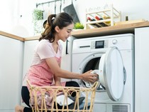 Ternyata Ini Alasan Baju Harus Dibalik Saat Dicuci, Jangan Asal Cemplung!
