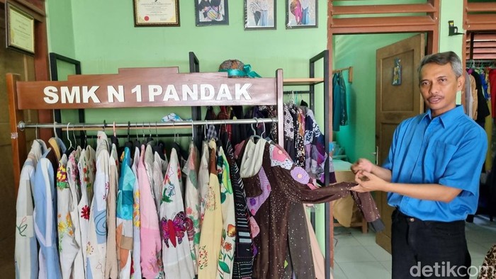 Indra Gunawan guru SMKN 1 Pandak Bantul viral tampil modis pakai baju karya siswa. Foto diunggah Selasa (3/6/2025).