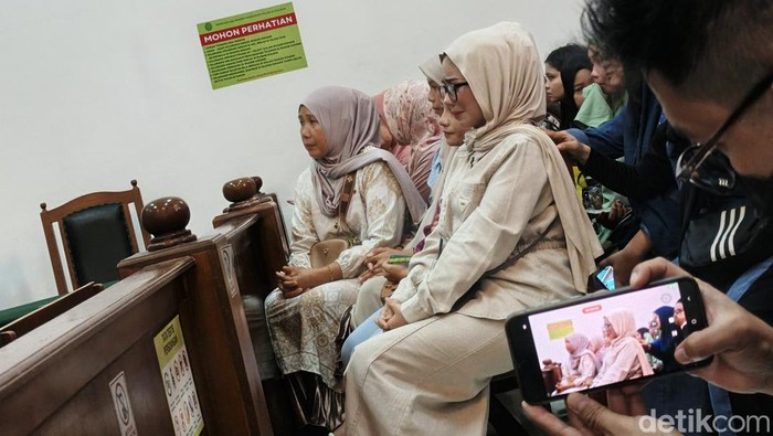 Istri Mustadir Dg Sila, Fenny Frans menangis usai suaminya dijatuhi hukuman penjara 1 tahun 6 bulan dan denda Rp 1 miliar di Ruang Mudjono, PN Makassar.
