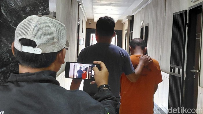 IY, tersangka pencabulan 10 anak di Garut digiring polisi ke ruang tahanan