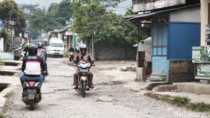 Jalan Haurngambang yang rusak.