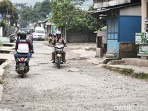 Warga Keluhkan Rusaknya Jalan Haurngambang Cililin