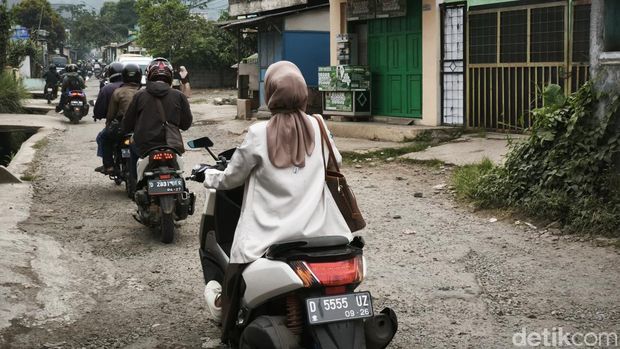 Jalan Haurngambang yang rusak.