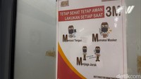 Meski gejala COVID-19 saat ini disebut jauh lebih ringan dan tidak membahayakan pada individu yang sehat, risiko penularan tetap perlu dicegah. Protokol kesehatan 3M seperti yang masih terpajang di Stasiun Cisauk ini masih relevan sampai kapanpun. Foto: Devandra Abi Prasetyo/detikHealth