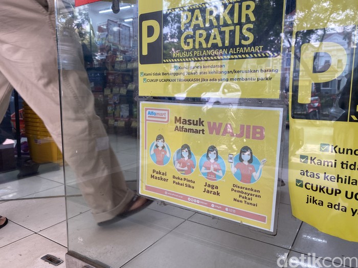 Beberapa negara di kawasan Asia mengalami peningkatan kasus COVID-19 belakangan ini. Sejumlah varian baru SARS-CoV-2 bermunculan, ketika banyak orang mulai lupa betapa kerasnya pandemi melanda. Papan peringatan wajib masker masih tersisa di beberapa tempat, seperti di pintu masuk salah satu minimarket di Tangerang Selatan ini. Foto diambil pada Selasa (3/6).