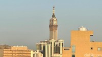 Zamzam Tower di kompleks Masjidil Haram terlihat jelas dari tempat jemaah haji menjemur pakaian (Foto: Sena Achari/detikcom)