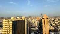 Pemandangan dari tempat jemuran, gedung  gedung di Makkah dan Zamzam Tower di Masjidil Haram terlihat dengan jelas (Foto: Sena Achari/detikcom)