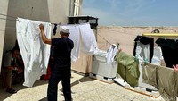 Tinggal jauh dari rumah tinggal tanpa ART menyebabkan mereka harus melakukan semuanya serba sendiri, termasuk mencuci pakaian. Tak sedikit yang kebingungan menggunakan mesin cuci 2 tabung yang disediakan hotel. (Foto: Sena Achari/detikcom)