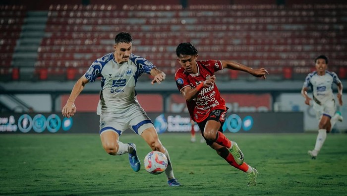 Joao Ferrari (kiri) saat membela PSIS Semarang menghadapi Bali United di putaran kedua Liga 1 2024/2025 di Stadion Kapten I Wayan Dipta, 1 Mei 2025.