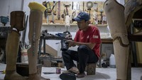 Rumah produksi tersebut menyediakan pembuatan beragam jenis alat bantu khusus penyandang disabilitas seperti kaki palsu, tangan palsu, sepatu ortopedi dan sepatu penyangga khusus yang disesuaikan dengan kebutuhan serta kondisi fisik. Foto: ANTARA FOTO/Abdan Syakura