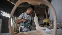 Pekerja menyelesaikan pembuatan kaki palsu di rumah produksi Mulya Karya Pratama, Lembang, Kabupaten Bandung Barat, Jawa Barat, Selasa (3/6/2025). Foto: ANTARA FOTO/Abdan Syakura