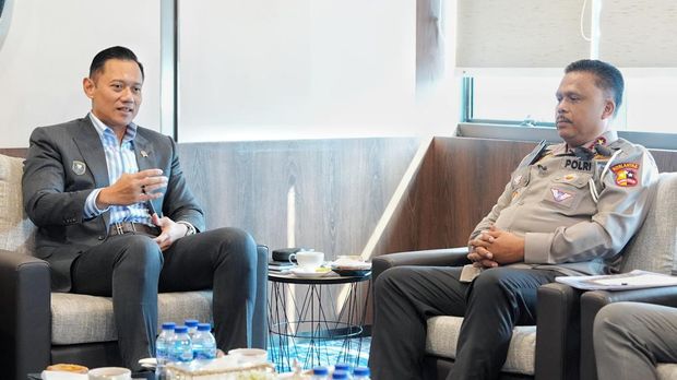 Kakorlantas Polri Irjen Agus Suryonugroho dan Menko Infrastruktur Agus Harimurti Yudhoyono (AHY) membahas upaya penanganan kendaraan overload dan overdimension. (dok Istimewa)