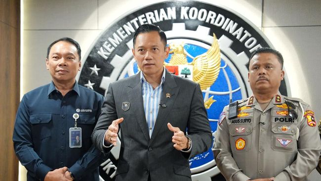 Kakorlantas Polri Irjen Agus Suryonugroho dan Menko Infrastruktur Agus Harimurti Yudhoyono (AHY) membahas upaya penanganan kendaraan overload dan overdimension. (dok Istimewa)