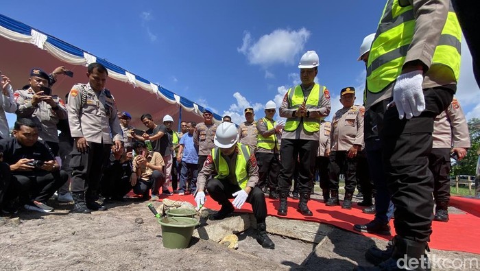 Kapolda Babel Irjen Hendro Pandowo menghadiri peletakan batu pertama proyek pembangunan Barak Siaga