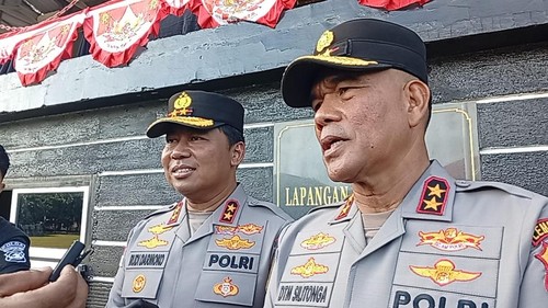 Kapolda NTT, Irjen Rudi Darmoko, dan eks Kapolda NTT, Irjen Daniel Tahi Monang Silitonga, memberikan keterangan kepada awak media di Lapangan Mapolda NTT, Selasa (3/6/2025). (Simon Selly/detikBali)