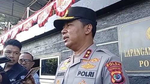 Kapolda NTT, Irjen Rudi Darmoko, memberikan keterangan pers di Lapangan Mapolda NTT, Selasa (3/6/2025). (Simon Selly/detikBali)