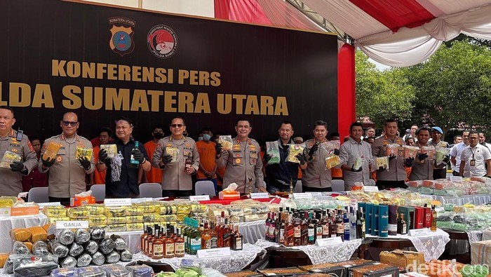 Kapolda Sumut Irjen Whisnu saat merilis kasus pengungkapan narkoba. (Finta Rahyuni/detikSumut)