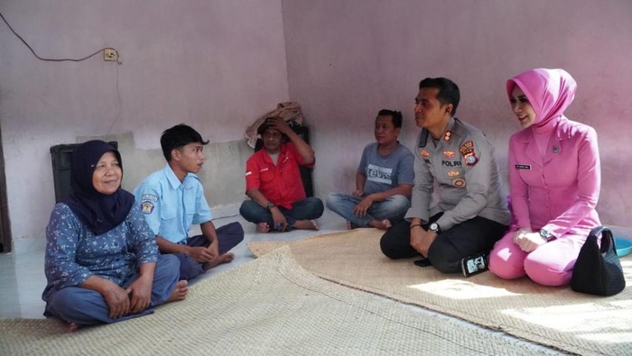 Kapolres Rokan Hulu AKBP Emil Eka Putra turun tangan membantu siswa viral yang sempat gagal ujian gegara nunggak uang praktik.