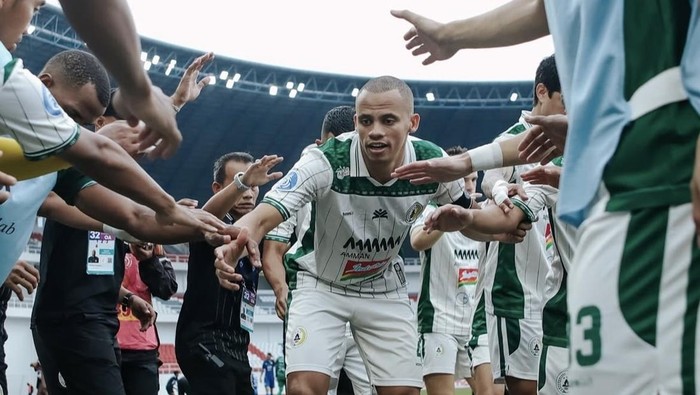 Kapten PSS Sleman, Cleberson saat menghadapi PSIS Semarang di Stadion Jatidiri, Semarang, Jumat (9/5/2025).