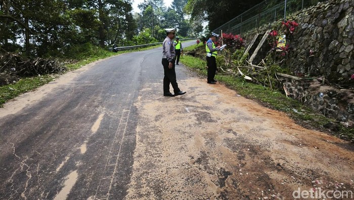 Lokasi kecelakaan maut di jalan Astana Giribangun, Dusun Dengkeng, Desa Karangbangun, Kecamatan Matesih, Kabupaten Karanganyar, Selasa (3/6/2025).