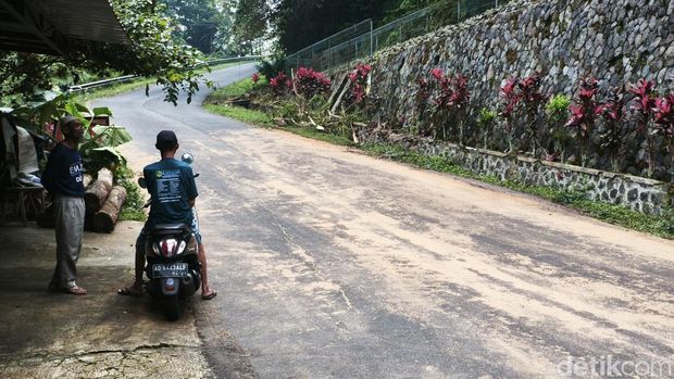 Lokasi kecelakaan maut di jalan Astana Giribangun, Dusun Dengkeng, Desa Karangbangun, Kecamatan Matesih, Kabupaten Karanganyar, Selasa (3/6/2025).