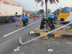 Truk Seruduk 7 Kendaraan di Lampu Merah Pasuruan, 2 Orang Tewas