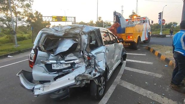 Kecelakaan horor di exit Tol Purwodadi, Pasuruan libatkan sebuah truk yang menabrak sejumlah kendaraan tewaskan 1 korban.