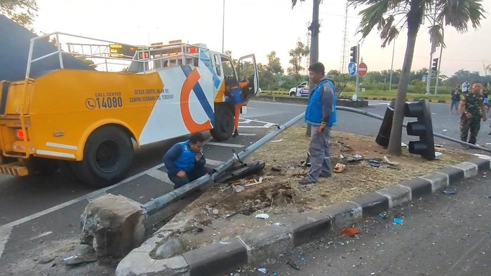 Kecelakaan horor di exit Tol Purwodadi, Pasuruan libatkan sebuah truk yang menabrak sejumlah kendaraan tewaskan 1 korban.