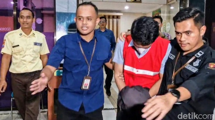 Kejaksaan menahan mantan mantri salah satu bank di Ponorogo terkait kasus kredit fiktif.