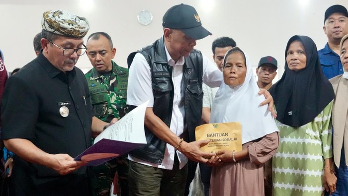 Kemensos Salurkan Santunan Rp 384 Juta untuk Korban Longsor Cirebon