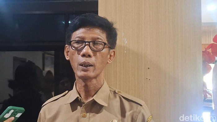 Kepala BKPSDM Kota Mataram, Taufik Priyono saat diwawancarai di Mataram, Selasa (3/6/2025).