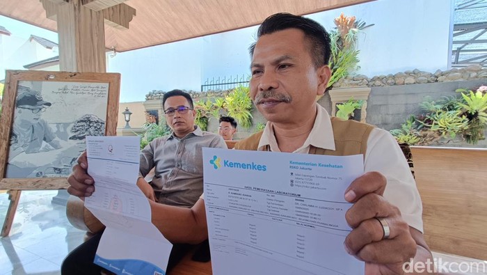 Ketua DPRD Purbalinga, Bambang Irawan (kiri berkacamata) didampingi kuasa hukum memberikan keterangan di kediamannya Perumahan Taman Mutiara Wirasana Kabupaten Purbalingga, Selasa (3/6/2025).