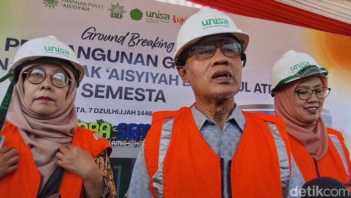 Ketum PP Muhammadiyah Haedar Nashir usai menghadiri acara di Gamping Sleman, Selasa (3/6/2025).