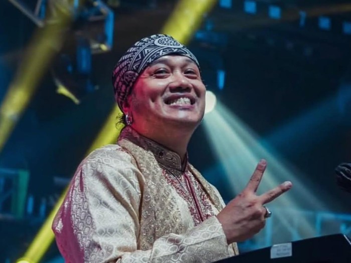 Keyboardis Ungu