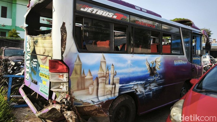 Kondisi bus mini yang mengalami kecelakaan tunggal, saat berada di Unit Lakalantas Polres Karanganyar, Selasa (3/6/2025).