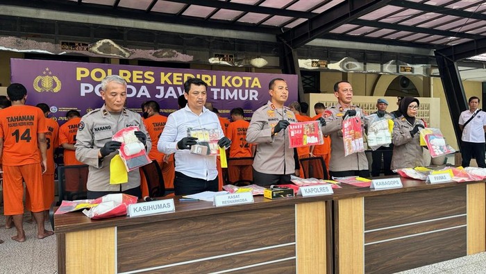 Konferensi pers pengungkapan kasus peredaran sabu di Kota Kediri.