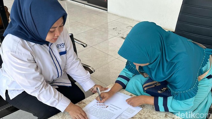 Korban penipuan lowongan kerja saat melapor ke Polres Tulungagung