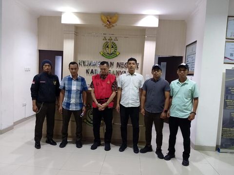 Tersangka kasus korupsi Dinas Kesehatan Karanganyar, saat diamankan di Kejaksaan Negeri Karanganyar, Senin (2/6/2025).