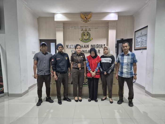 Tersangka kasus korupsi Dinas Kesehatan Karanganyar, saat diamankan di Kejaksaan Negeri Karanganyar, Senin (2/6/2025).