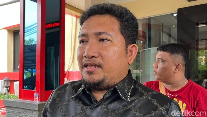 Kuasa Hukum Godol, Suhandri Umar Tarigan di Polda Sumut, Selasa (3/6/2025). (Finta Rahyuni/detikSumut)