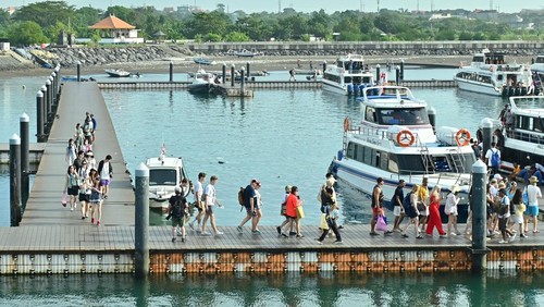 Wisatawan mancanegara berjalan di dermaga usai menaiki kapal cepat di Pelabuhan Sanur, Denpasar, Bali, Selasa (3/6/2025). Badan Pusat Statistik Bali mencatat kunjungan wisatawan mancanegara (wisman) ke Pulau Bali pada bulan April 2025 mencapai 591.221 orang atau meningkat 25,56 persen jika dibandingkan jumlah kunjungan wisman bulan sebelumnya dengan mayoritas wisman berasal dari Australia. ANTARA FOTO/Fikri Yusuf