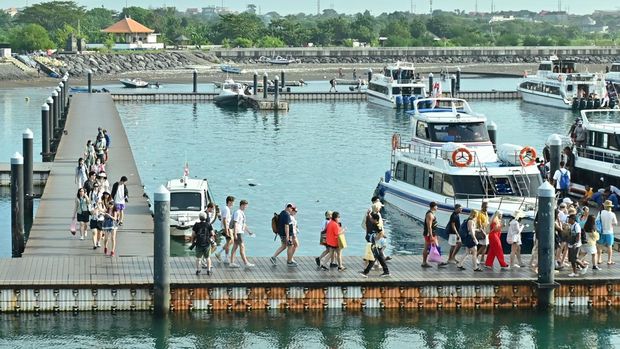 Wisatawan mancanegara berjalan di dermaga usai menaiki kapal cepat di Pelabuhan Sanur, Denpasar, Bali, Selasa (3/6/2025). Badan Pusat Statistik Bali mencatat kunjungan wisatawan mancanegara (wisman) ke Pulau Bali pada bulan April 2025 mencapai 591.221 orang atau meningkat 25,56 persen jika dibandingkan jumlah kunjungan wisman bulan sebelumnya dengan mayoritas wisman berasal dari Australia. ANTARA FOTO/Fikri Yusuf