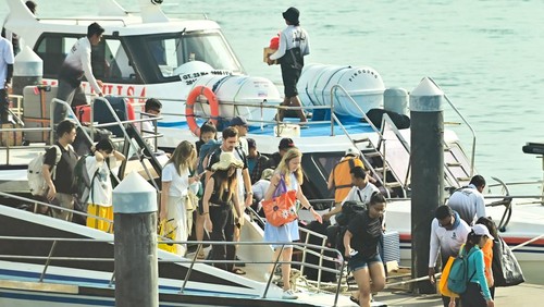 Wisatawan mancanegara berjalan di dermaga usai menaiki kapal cepat di Pelabuhan Sanur, Denpasar, Bali, Selasa (3/6/2025). Badan Pusat Statistik Bali mencatat kunjungan wisatawan mancanegara (wisman) ke Pulau Bali pada bulan April 2025 mencapai 591.221 orang atau meningkat 25,56 persen jika dibandingkan jumlah kunjungan wisman bulan sebelumnya dengan mayoritas wisman berasal dari Australia. ANTARA FOTO/Fikri Yusuf