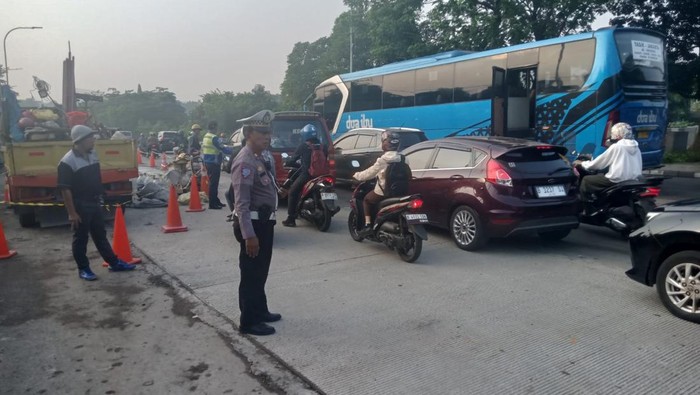 Lalin di Pasar Rebo Jaktim Macet Imbas Proyek Perbaikan Jalan