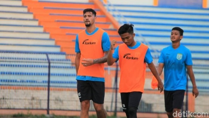 Latihan pemain Persela