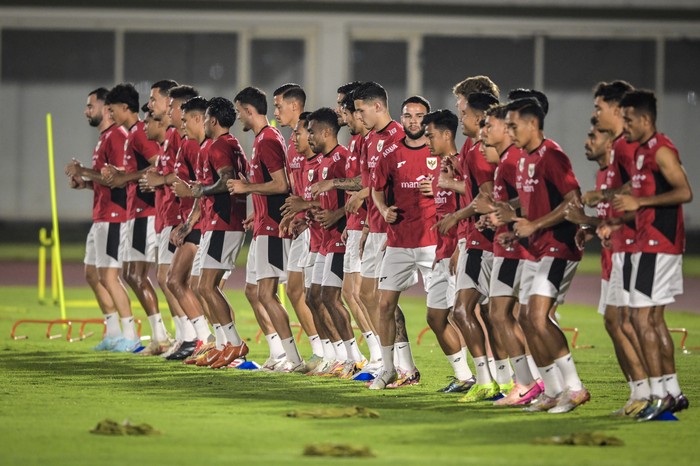 Sejumlah pesepak bola Timnas Indonesia melakukan pemanasan saat sesi latihan jelang melawan Timnas China di Stadion Madya, Komplek GBK, Senayan, Jakarta, Senin (2/6/2025). Latihan tersebut sebagai persiapan jelang melawan Timnas China dalam laga kualifikasi Piala Dunia FIFA 2026 Zona Asia Grup C di Stadion Utama Gelora Bung Karno, Jakarta pada Kamis (5/6). ANTARA FOTO/Bayu Pratama S