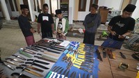 Pisau-pisau yang telah diasah diletakkan berjajar, siap digunakan untuk penyembelihan kurban yang sesuai syariat Islam. Foto: ANTARA FOTO/Prasetia Fauzani