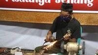 Layanan asah pisau secara gratis selama sepekan tersebut sebagai upaya membantu masyarakat mendapatkan ketajaman pisau sesuai dengan syariat penyembelihan hewan kurban. Foto: ANTARA FOTO/Prasetia Fauzani  