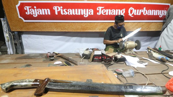 Layanan Asah Pisau Gratis Sambut Idul Adha Petugas mengasah pisau saat layanan asah pisau sembelih hewan kurban di Pondok Pesantren Lirboyo, Kota Kediri, Jawa Timur, Senin (2/6/2025). Layanan asah pisau secara gratis selama sepekan tersebut diselenggarakan pondok pesantren Lirboyo bersama Juru Sembelih Halal dan forum pecinta senjata tajam Indonesian Blads sebagai upaya membantu masyarakat mendapatkan ketajaman pisau sesuai dengan syariat penyembelihan hewan kurban. ANTARA FOTO/Prasetia Fauzani/bar